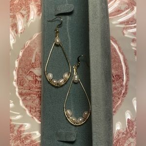 💛 Tara Designs beautiful handmade gold tone freshwater pearl drop earrings.